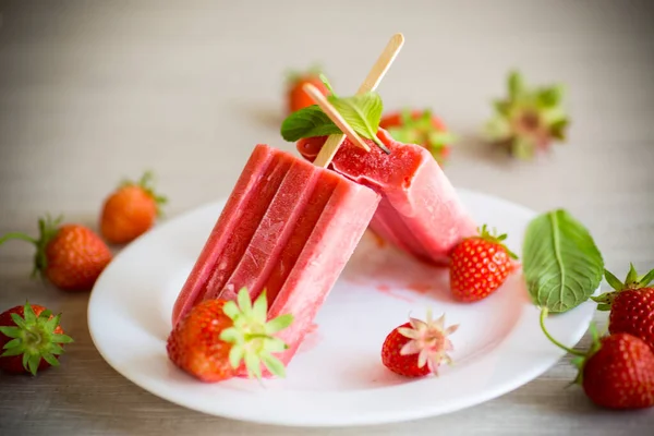 Gelato Alla Fragola Fatto Casa Bastoncino Fragole Fresche Piatto Tavolo — Foto Stock