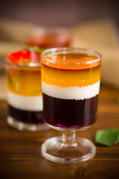 Πολύ Χρωματιστό Γλυκό Ζελέ Φρούτων Ένα Ποτήρι Ένα Ξύλινο Τραπέζι — Φωτογραφία Αρχείου