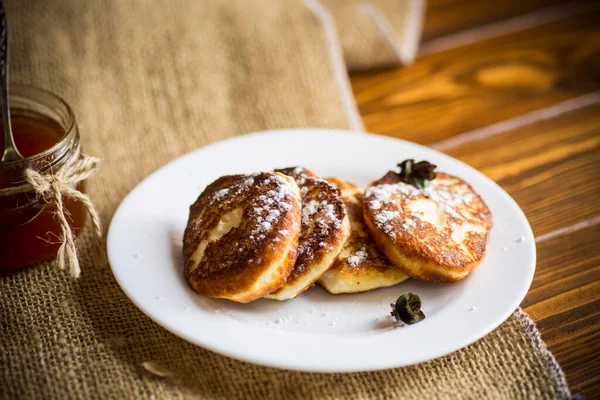 Söt Stekt Keso Pannkakor Tallrik Ett Träbord — Stockfoto