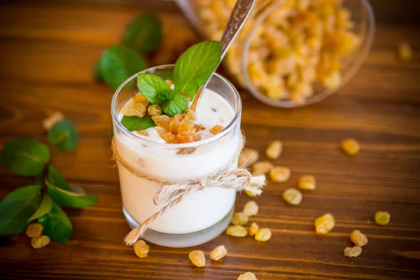 Zoete Zelfgemaakte Yoghurt Met Rozijnen Een Glas Een Houten Tafel — Stockfoto