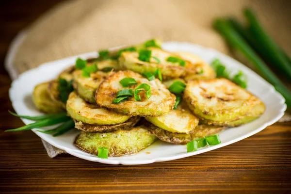 Fried Zucchini Circles Fresh Herbs Plate Wooden Table — Stock Photo, Image