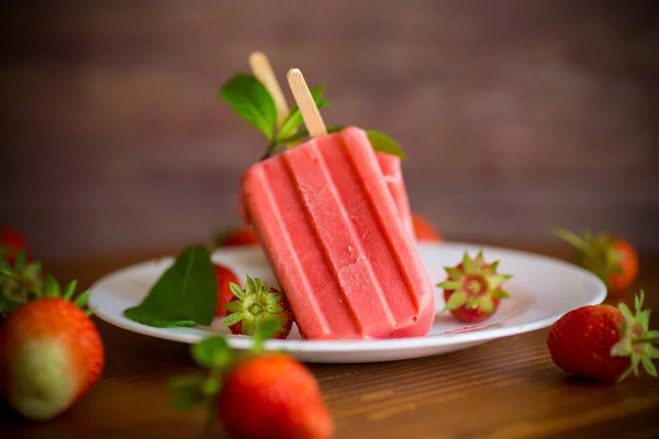 Gelato Alla Fragola Fatto Casa Bastoncino Fragole Fresche Piatto Tavolo — Foto Stock