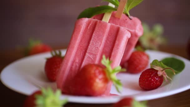 Înghețată de căpșuni de casă pe un băț făcut din căpșuni proaspete într-o farfurie — Videoclip de stoc