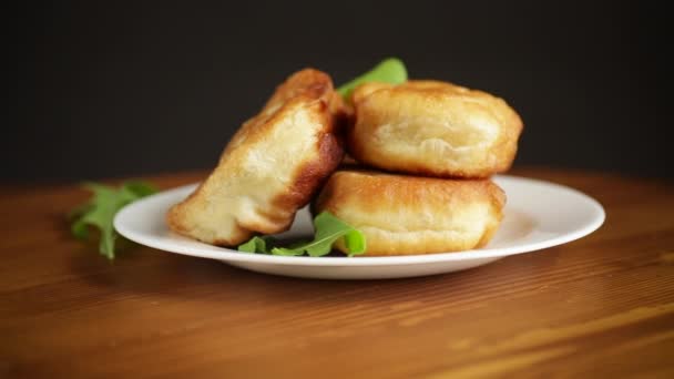 Torte fritte con carne in un piatto su un bianco — Video Stock