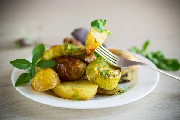 Vroege Gebakken Aardappelen Met Courgette Kip Een Houten Tafel — Stockfoto