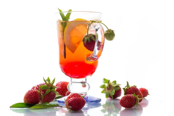 Rinfrescante Limonata Fresca Alla Fragola Con Limone Ghiaccio Menta Bicchiere — Foto Stock