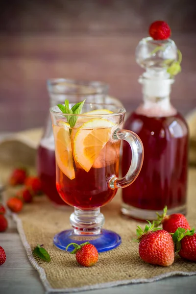 Refreshing Cool Strawberry Lemonade Lemon Ice Mint Glass Wooden Table — Stock Photo, Image