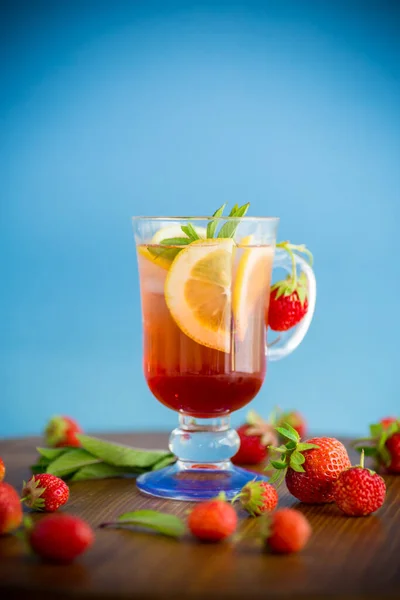 Refrescante Limonada Fresca Morango Com Limão Gelo Hortelã Copo Uma — Fotografia de Stock