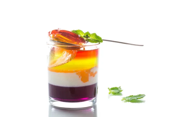 许多色彩艳丽的甜果冻在一个白色背景的玻璃杯中 — 图库照片