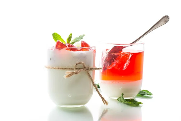 Hemgjord Söt Yoghurt Med Frukt Gelé Bitar Ett Glas — Stockfoto