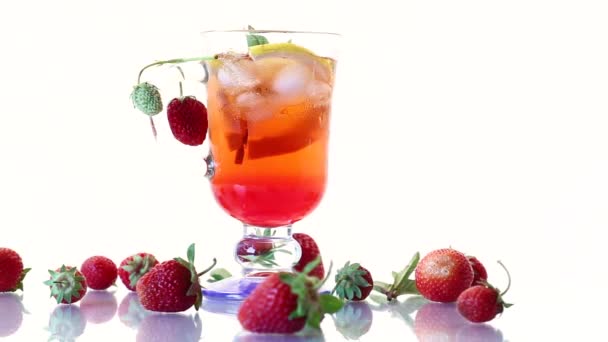 Erfrischend kühle Erdbeer-Limonade mit Zitrone, Eis und Minze im Glas — Stockvideo