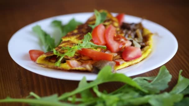 Fried egg omelet with wild mushrooms and tomatoes — Stock Video