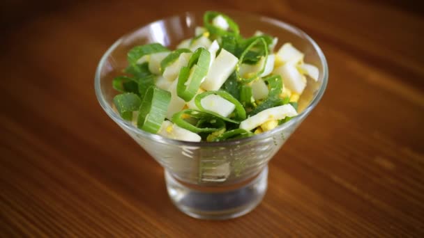 Frischer Frühlingssalat mit gekochtem Tintenfisch, gekochten Eiern und grünen Zwiebeln — Stockvideo