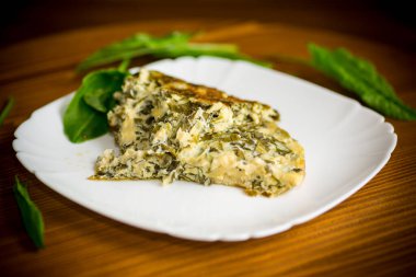 Yumurtalı omlet, içinde körili yumurta, ahşap bir masanın üstünde..