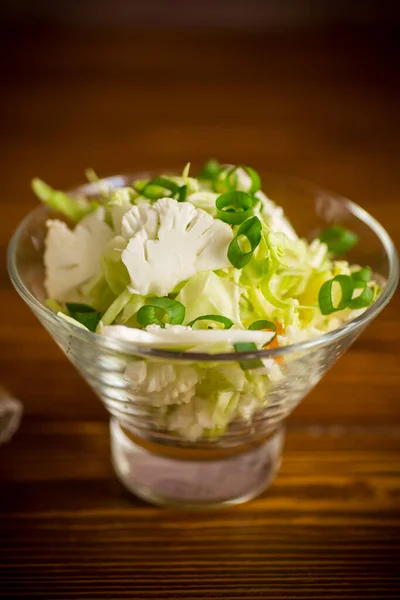 Lichte Lentesalade Met Bloemkool Groene Uien Witte Kool — Stockfoto