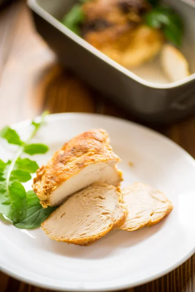 Pedaços Filé Frango Assados Com Temperos Ervas Uma Chapa Uma — Fotografia de Stock