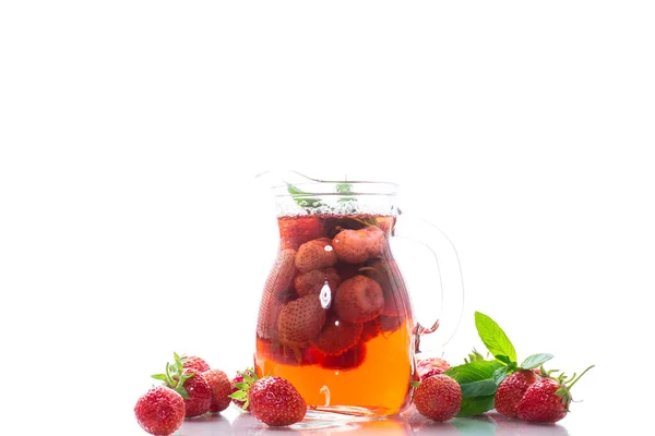 甜甜的新鲜浆果 用成熟的草莓制成 放在白色的背景中隔离的酒瓶中 — 图库照片
