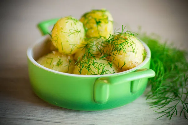 Ferveu Batatas Cedo Com Manteiga Endro Fresco Uma Tigela Uma — Fotografia de Stock