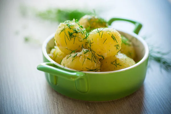 Ferveu Batatas Cedo Com Manteiga Endro Fresco Uma Tigela Uma — Fotografia de Stock