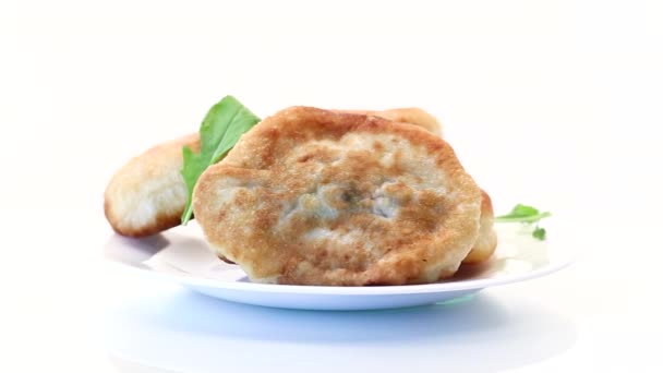 白い皿の上の肉で揚げたパイ — ストック動画