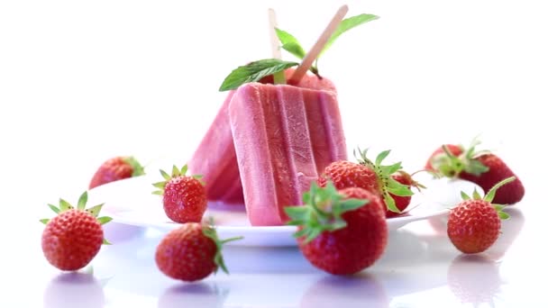 Homemade strawberry ice cream on a stick made from fresh strawberries in a plate — Stock Video