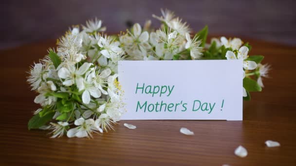 Tarjeta de felicitación para la madre y la rama de primavera floreciente con flores — Vídeos de Stock