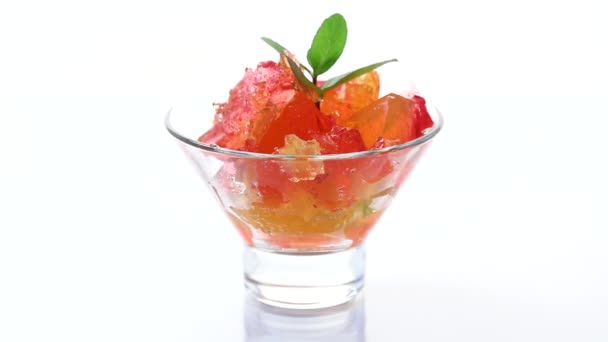 Jalea de fruta dulce de color en un vaso de vidrio — Vídeos de Stock