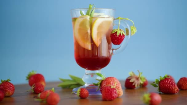 Refrescante limonada fresca de fresa con limón, hielo y menta en un vaso — Vídeos de Stock