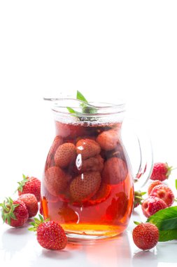 Tatlı taze çilek kompostosu olgun çilekler bir sürahide