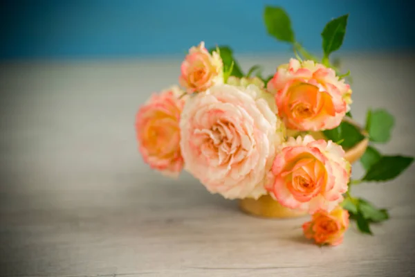 Boeket van mooie oranje rozen op tafel — Stockfoto