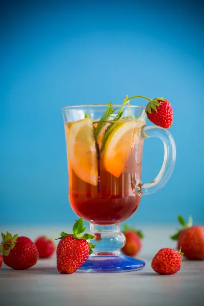 Refrescante limonada fresca de fresa con limón, hielo y menta en un vaso —  Fotos de Stock