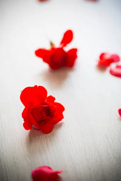 Boeket van mooie rode rozen in een mand op tafel — Stockfoto