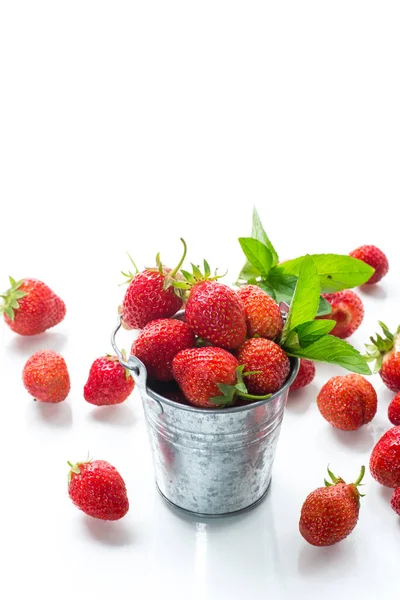 Rode rijpe natuurlijke aardbeien geïsoleerd op witte achtergrond — Stockfoto