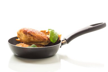 Tavada kızarmış tavuk filetosu, beyaz arka planda izole edilmiş.