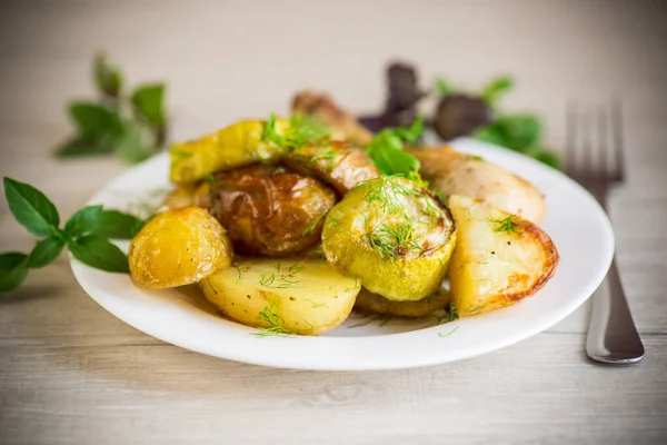 Patate Forno Precoci Con Zucchine Pollo Tavolo Legno — Foto Stock