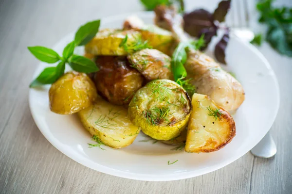 Kentang Panggang Awal Dengan Zucchini Dan Ayam Atas Meja Kayu — Stok Foto