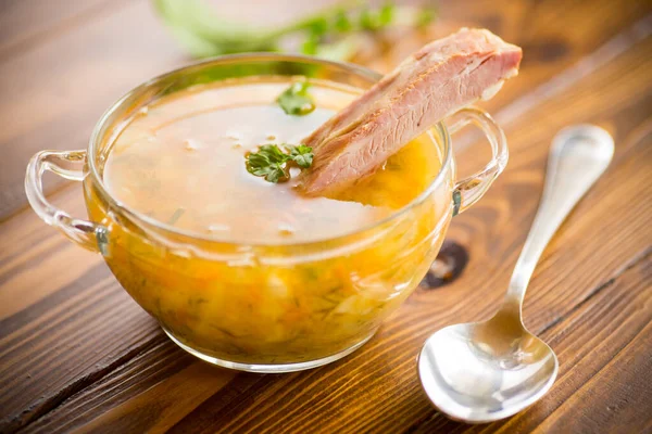 Sopa Guisantes Cocidos Con Costillas Ahumadas Plato Sobre Una Mesa —  Fotos de Stock