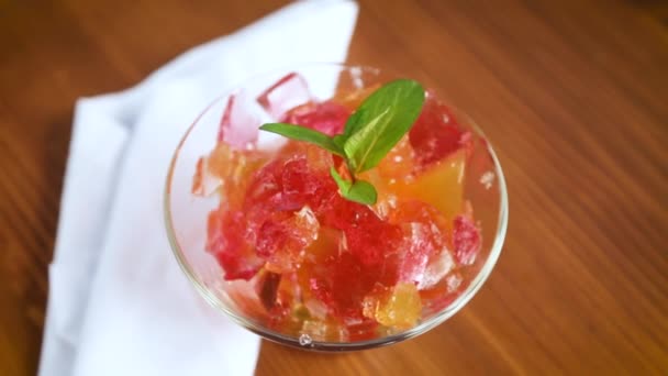 Gekleurd zoet fruit gelei in een glas — Stockvideo