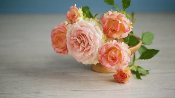 Букет красивих помаранчевих троянд на столі — стокове відео