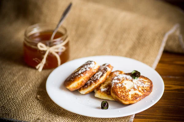 Süße Gebratene Quark Pfannkuchen Einem Teller Auf Einem Holztisch — Stockfoto