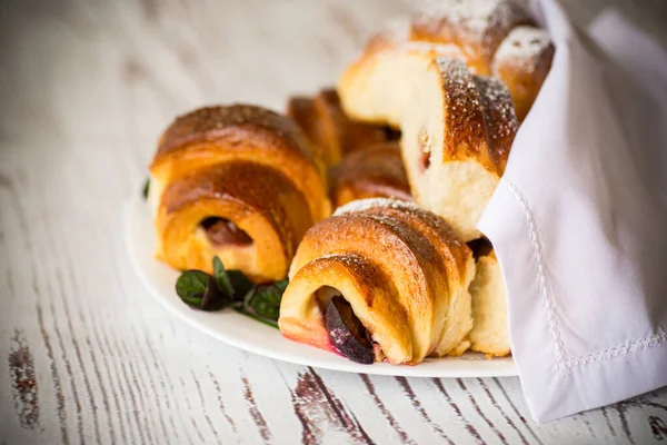 Bollos Caseros Dulces Horneados Con Ciruela Interior Sobre Una Mesa — Foto de Stock