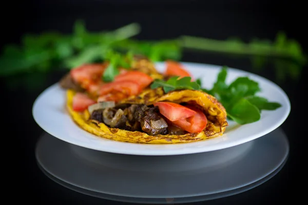 Omelete Ovo Frito Com Cogumelos Selvagens Tomates Sobre Fundo Preto — Fotografia de Stock