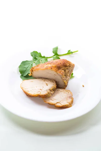 Ψητά Κομμάτια Φιλέτου Κοτόπουλου Μπαχαρικά Και Βότανα Πιάτο Λευκό Φόντο — Φωτογραφία Αρχείου