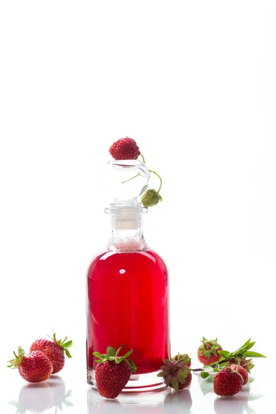 Sirop Fraise Cuit Sucré Dans Une Carafe Verre Isolée Sur — Photo