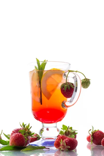Erfrischend Kühle Erdbeerlimonade Mit Zitrone Eis Und Minze Einem Glas — Stockfoto