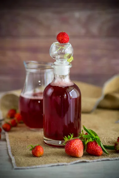 Süß Gekochter Erdbeersirup Einer Glaskaraffe Auf Einem Holztisch — Stockfoto