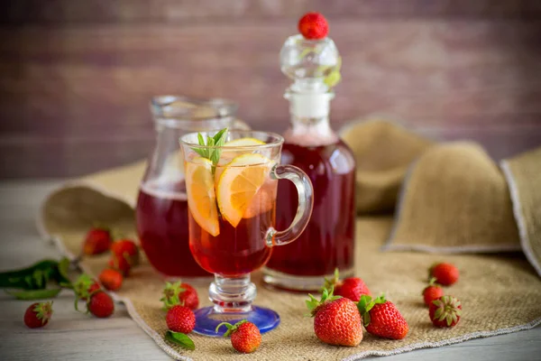 Refrescante Limonada Fresca Morango Com Limão Gelo Hortelã Copo Uma — Fotografia de Stock