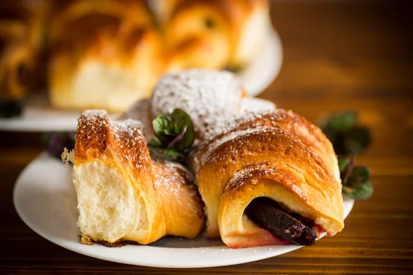 Pães Caseiros Doces Assados Com Ameixa Dentro Uma Mesa Madeira Fotos De Bancos De Imagens