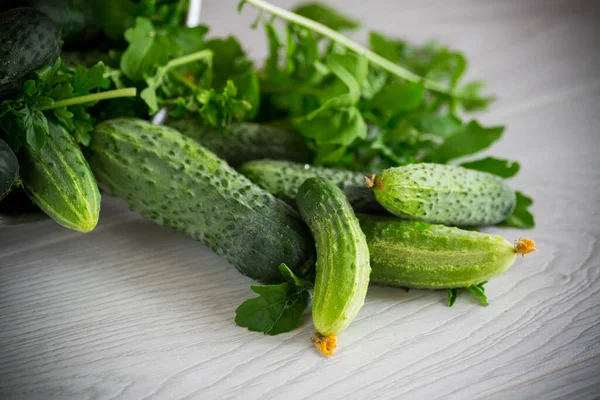 Concombres Biologiques Frais Avec Des Herbes Sur Une Table Bois — Photo