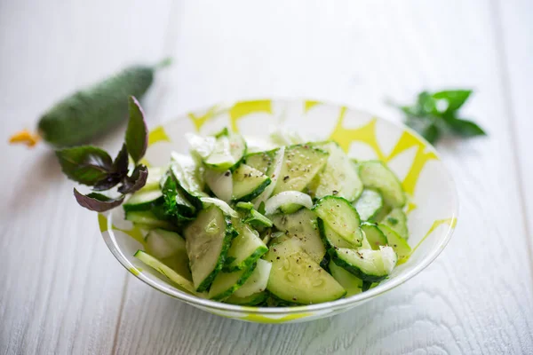 Verse Biologische Komkommersalade Met Kruiden Basilicum Een Bord Tafel — Stockfoto